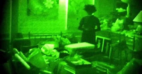 Encounters with the paranormal don't just happen in books and movies, as these real ghost stories shared by Reddit users can attest. Perhaps you're a skeptic when it comes to the supernatural, but after reading these tales of hauntings, ghost encounters, and strange, creepy occurrences, y... Gettysburg Ghosts, Real Ghost Stories, Scary Videos, Best Ghost Stories, Paranormal Photos, Paranormal Stories, Real Haunted Houses, Real Ghost, Scary Ghost Pictures