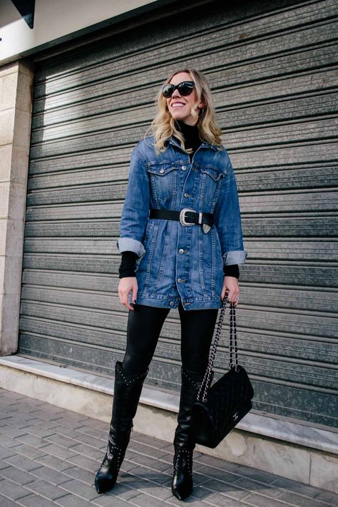 Styling Long Denim Jacket, Denim Jacket With Belt, Denim Belted Jacket Outfit, Long Jean Vest Outfits, Long Denim Jacket Outfit Women, Denim Vest Winter Outfit, Long Jeans Jacket Outfit, Belted Denim Jacket Outfit, Long Denim Jacket Outfit Winter