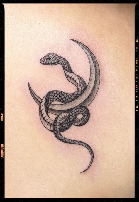 Feminine Snake Tattoo Hip, Infinite Snake Tattoo, Meaningful Snake Tattoos, Rattlesnake Tattoo Feminine, Snake Tatoos Woman, Aesthetic Snake Tattoo, Snake Underboob Tattoo, Snake Tattoo Feminine, Coven Tattoos