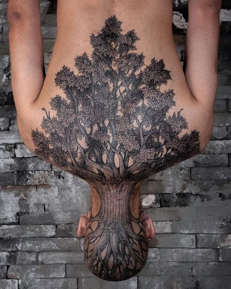 Upside Down Tree by Yintat, an artist at Studio Yasaeng in Seoul, South Korea. Upside Down Tree Tattoo, Tree Chest Tattoo, Tattoo Roots, Tree Back Tattoo, Tree Tattoo Back, Scalp Tattoo, Roots Tattoo, Small Tattoo Placement, Tree Tattoos