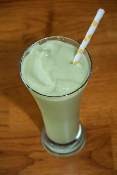 Avocado Banana Smoothie - Meaningfulmama.com Avacodo Smoothie, Sirtfood Diet Plan, Avocado Banana Smoothie, Ice Blended, Sirtfood Diet, Healthy Afternoon Snacks, Heavy Drinking, Avocado Banana, Vitamix Recipes