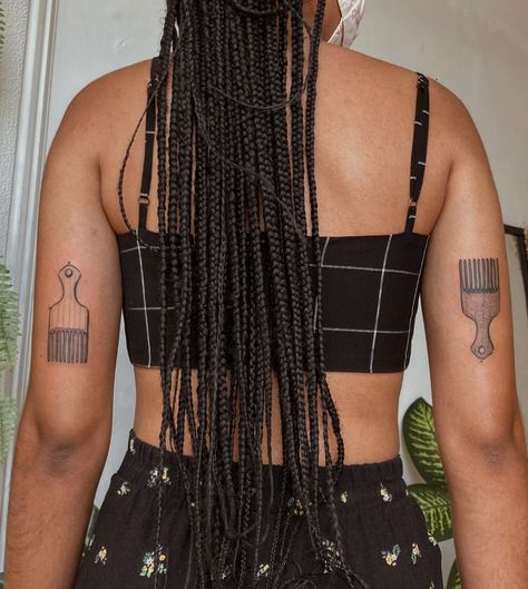 Gi Araújo: representatividade e arte - Blog Tattoo2me Afro Comb Tattoo, Afro Traditional Tattoo, Afro Americana Tattoo, Afro Tattoo Ink Black Women, Blm Tattoo Ideas, African Tattoos For Women, Black Power Tattoo, Black Women Tattoo Ideas, Afrocentric Tattoos For Women