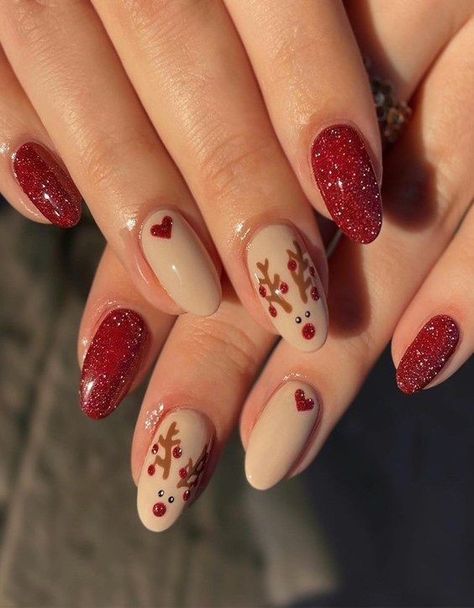 Christmas Nail Inspo Almond Shape, Tan Christmas Nails, Simple Short Christmas Nails, Christmas Nails Neutral, Christmas Nails Acrylic Short, Acrylic Nail Liquid, Kutek Disney, February Nails, Christmas Nails Easy