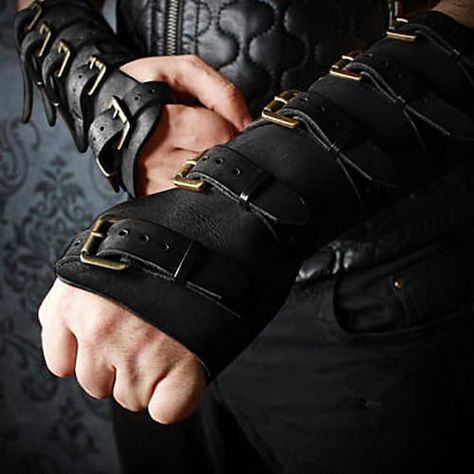 Diy Bracers, Steampunk Gloves, Leather Gauntlet, Medieval Cosplay, Steampunk Leather, Leather Bracers, Viking Men, Leather Armor, Cosplay Diy