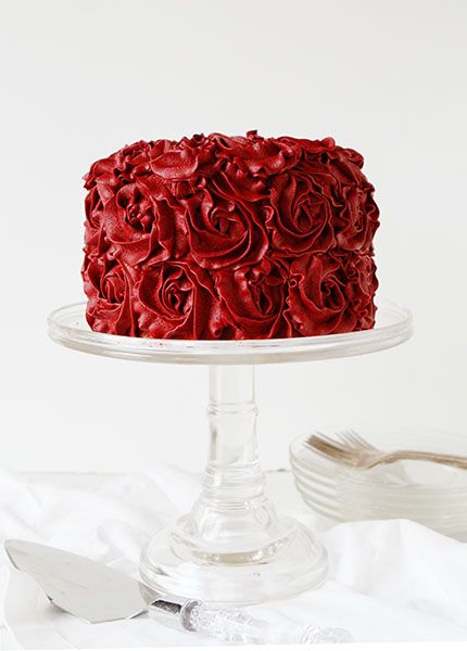 Red rose birthday cake for Sharon. Happiest of birthdays to you!!! Buttercream Rose Cake, Red Velvet Recipes, Decoration Patisserie, Buttercream Roses, I Am Baker, Valentines Day Cakes, Rose Cake, Red Food, Cake Frosting