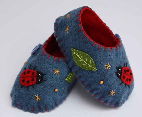 Felt baby shoes with ladybird applique by PuffinPatchwork on Etsy. Felt Booties, Baby Shoes Diy Pattern, Felt Baby Shoes, Doll Shoe Patterns, Handmade Baby Shoes, Baby Shoes Diy, Patron Vintage, Crochet Baby Boots, Baby Shoes Pattern