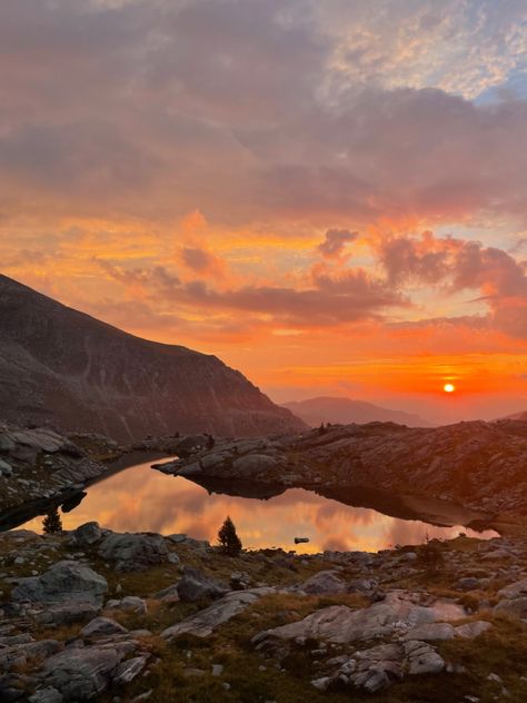 Orange Sunset Mountains, Orange Mountain Aesthetic, Hiking Sunset Aesthetic, Sunset Hike Aesthetic, Sunrise Aesthetic Mountain, Mountains At Sunset, Red Mountains Aesthetic, Sunrise Mountain Aesthetic, Sunrise Hike Aesthetic