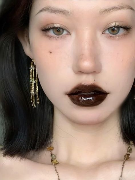 LookHealthyStore on Instagram: "Doomsday aesthetics - Brown lips👄 Girlcult  Gold Digger Belle mirror lip glaze👇 - Pink brown, red brown, and black brown really have their own beauty💓  All credit by kkue 📕RED ID 370901923  #lipgloss #lipmakeupideas #lipglossaddict #lipcolour #lipglosslover #makeuplover #makeupaddict #lookhealthystore" Red Lip Bare Face, Makeup For Small Features, Brown Eye Makeup Looks Eyeshadows, Makeup Ideas For Red Dresses, Cool Brown Makeup, Black Lipgloss Makeup, Makeup Looks For Brown Hair, Brown Halloween Makeup, Brown And Red Makeup Looks