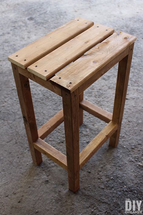 How to build Outdoor Bar Stools - The DIY Dreamer Wood Stools Diy, Build Outdoor Bar, Wooden Stools Diy, Pallet Bar Stools, Wooden Stool Designs, Bar Chairs Diy, Bar En Plein Air, Diy Bar Stools, Wood Stools