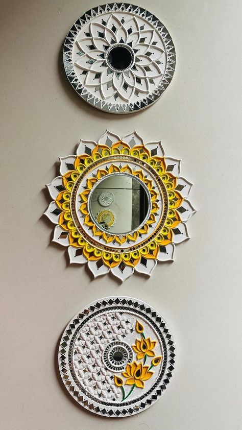 Lippan Art With Clay, Mudwork Design, Clay Mandala Art, Home Decor Ideas Diy Crafts Wall Art, Lippon Art Designs, Hone Decor Ideas, Lipan Art Mirror Work Diy, Mirror Crafts Diy, Home Decor Wall Ideas