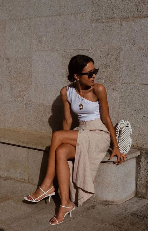 Easy Outfit Ideas, Dress Like A Parisian, Simple Spring Outfits, White Strappy Sandals, Parisian Women, Easy Outfit, Paris Mode, Neue Outfits, Minimal Outfit