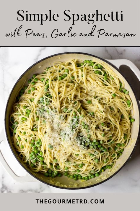 Simple spaghetti with peas, garlic and Parmesan: just a few ingredients gets you the most luxurious pasta ever (and it’s super simple). With a mix of al dente spaghetti, spring peas, fresh garlic and loads of Parmesan “carbonara style”, this will be your new favorite weeknight dish. Spaghetti With Peas, Pasta And Peas, Pasta With Peas, Simple Spaghetti, Healthy Pantry, Spring Peas, Spaghetti Dinner, Easy Spaghetti, Pea Recipes