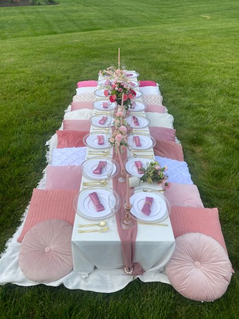 Pink Picnic Birthday Party, Picnic Sweet 16, Flower Picnic Party, Floral Picnic Party, Pink Picnic Ideas, Pinknic Aesthetic, Picnic Aesthetic Cumpleaños, Outside Picnic Ideas, Birthday Location Ideas