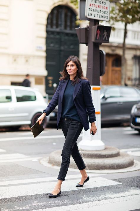 The classic Parisian style of Emmanuelle Alt, Editor-in-Chief of French Vogue … love her unfussy approach to her personal style … always classic, practical and stylish. #1 by diego zuko, 2 by caroline Black Monochromatic Outfit, Emmanuelle Alt Style, The Sartorialist, Jeans Trend, Emmanuelle Alt, French Street Fashion, Parisienne Chic, Monochromatic Outfit, Alt Style