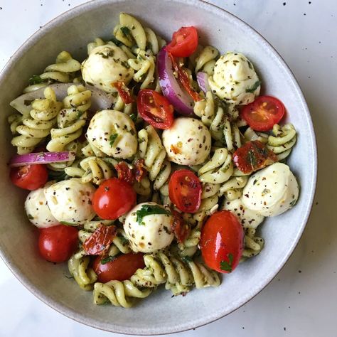 Creamy Pasta Salads, Caprese Pasta Salad, Caprese Pasta, Pasta Plates, Perfect Pasta, Pickled Red Onions, Creamy Pasta, Healthy Dishes, Healthy Salads