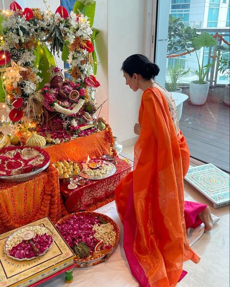 Vat Savitri Puja Look, Simple Saree Look For Pooja, Wedding Selfie, South Asian Aesthetic, Thali Decoration Ideas, Ganpati Decoration At Home, Simple Saree Designs, Ganpati Decoration Design, Cotton Saree Designs