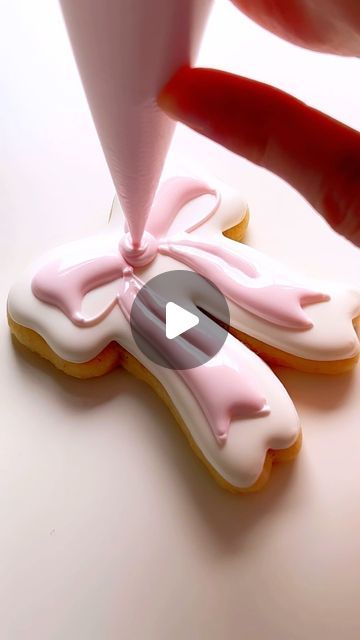 Sugar Cookie Marketing on Instagram Bow Sugar Cookies Royal Icing, Bow Cookies Royal Icing, Pink Bow Cookies Decorated, Ribbon Cookies Decorated, Bow Cookies Decorated, Bow Sugar Cookies, Spritzer Cookies, Bow Cookies, Wedding Cookies Decorated