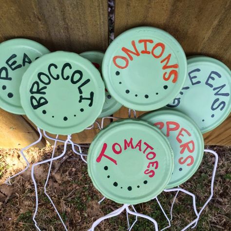 Garden Plant Markers, Upcycled Garden, Recycled Crafts Kids, Garden Labels, Upcycle Garden, Backyard Vegetable Gardens, Recycled Garden, Plant Labels, School Garden