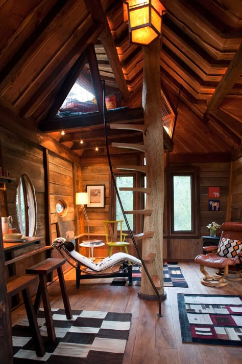 Tree house interior on Crystal River in Colorado. By architect Steve Novy and designer David Rasmussen. Dream House In The Woods, Unique Staircase, Tree House Interior, Cool Tree Houses, House Loft, Tree House Designs, Hus Inspiration, Earthship, A Log