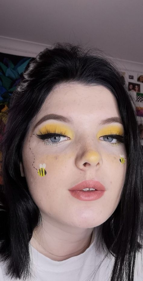 Winnie The Pooh Face Makeup, Bumble Bee Eye Makeup, Bee Themed Makeup, Bumblebee Face Paint, Diy Bumblebee Costume Women, Bee Inspired Makeup, Bumble Bee Makeup Halloween, Bee Make Up, Face Paint Bee