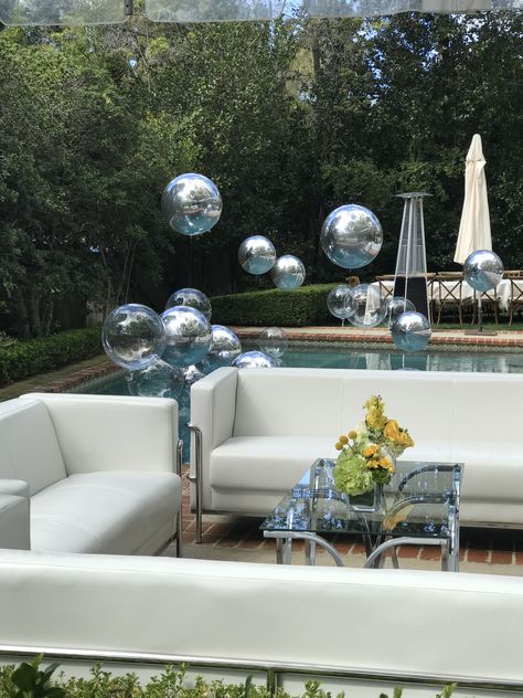 Disco Ball Pool Float, Disco Ball Pool Party, Classy Pool Party Decorations, Balloon Pool Decorations, Pool Balloon Decorations, Balloon Decorations Wedding, Luxury Pool Party, Pool Balloons, Floating Pool Decorations