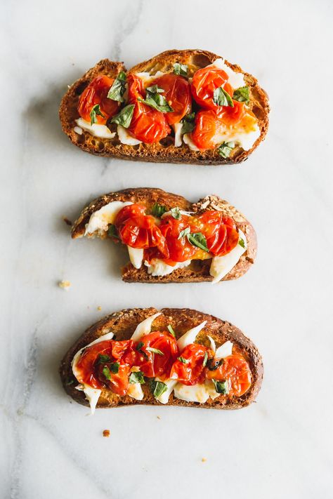 Caprese Toast, Tomato Caprese, Tomatoes On Toast, Tomato Bread, Avocado Toast Recipe, Roasted Cherry, Tomate Mozzarella, Vegetarian Sandwich, Tomato Mozzarella