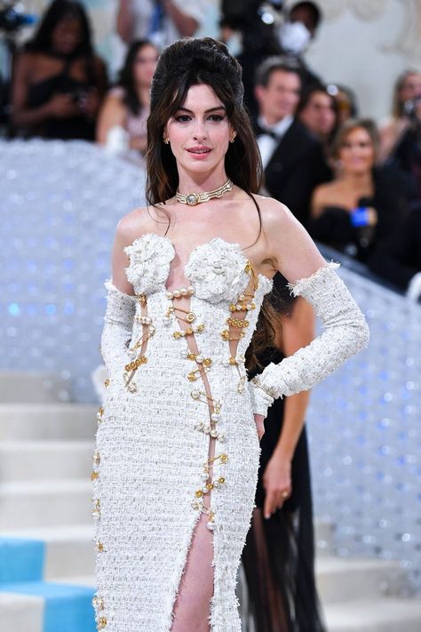 Anne Hathaway Met Gala, Hamel Patel, Ann Hathaway, Met Gala Outfits, Gala Outfit, Met Gala Red Carpet, High Fashion Dresses, Atelier Versace, Iconic Dresses