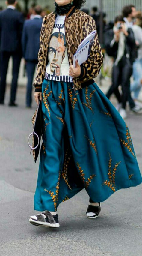 ☆Dries Van Noten in Fashion Week street Newyork Streetstyle Fall, Eclectic Street Fashion, Nyfw Street Style 2024, Dries Van Noten Street Style, Newyorker Fashion Street, Newyorker Fashion, Dries Van Noten 2022, Newyork Streetstyle, Eclectic Clothing Style