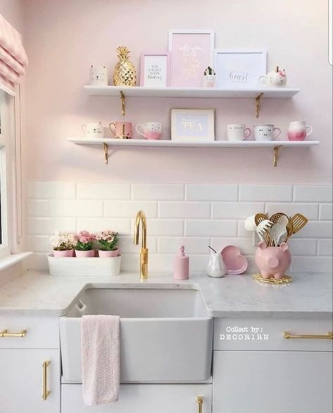 Pink And Grey Kitchen, Pink Kitchen Decor, Rose Gold Kitchen, Pastel Kitchen, Casa Vintage, Pink Home Decor, Pink Kitchen, Chic Kitchen, Pink Decor