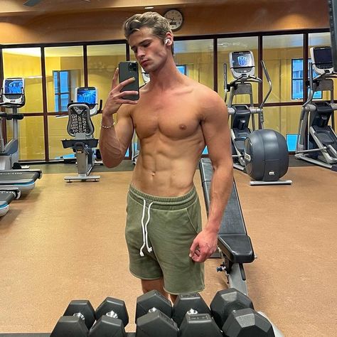 Wyatt Engeman (@wyattengeman) • Instagram photos and videos Wyatt Engeman, Xander Knight, Royal Elite Series, Blonde Hair Boy, Gym Boy, Royal Elite, American Guy, Rina Kent, Black Knight