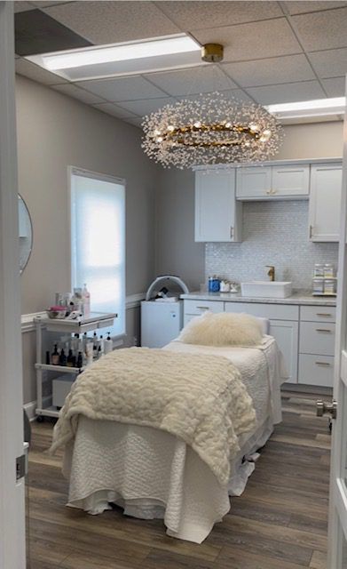 White Massage Room Ideas, Botox Spa Room, Spa Cabinet Ideas, Minimalist Esthetician Room, Med Spa Aesthetic Room, Spa Room Ideas Estheticians Luxury, Small Facial Room Ideas, Esthetician Room Ideas, Spa Esthetic