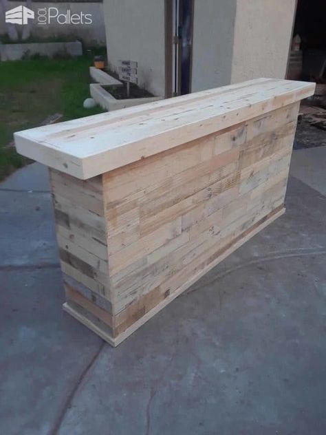 These pallet bars were built for clients but they all are made from wood pallets. Some are left NATURAL and some are STAINED... #woodworking #palletwood #palletbar #recycled Palet Bar, Pallet Bar Plans, Pallet Bars, Home Bar Plans, Porch Bar, Rustic Outdoor Furniture, Wood Pallet Recycling, Pallet Lounge, Pallet Bar Diy