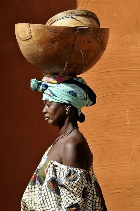 Calabash Art, African Life, African Crafts, Afrikaanse Kunst, Photographie Portrait Inspiration, African People, Africa Art, Art Africain, Color Crush