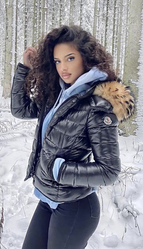 Black Moncler Jacket Outfit, Winter Poses, Winter Drip, Moncler Jacket Women, Cute Winter Coats, Cropped Cable Knit Sweater, Mode Costume, Fur Hood Jacket, Fitness Wear Outfits