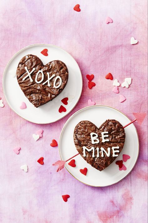 Say "Be Mine" to Your Valentine With These Adorable Heart-Shaped Browniesgoodhousemag Dessert Saint Valentin, Spiralized Recipes, Heart Shaped Food, Store Bought Frosting, Valentines Baking, Mince Pie, Dessert Simple, Valentine Desserts, Valentines Day Desserts