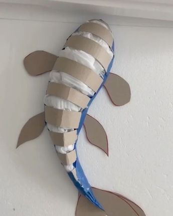 Animal Paper Sculpture, Cardboard Bug Sculpture, Cardboard Fish Sculpture, Diy Sea Decorations, Paper Mache Fish Diy, Cardboard 3d Art, Papier Mache Fish, Cardboard Koi Fish, Diy Fish Craft