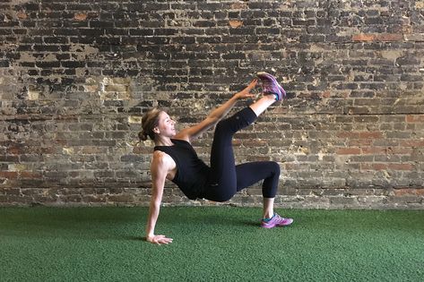 Step out of your comfort zone with this 10-move functional movement set. All you need is your own bodyweight. Countdown Workout, Butterfly Crunches, One Legged Squat, Primal Movement, Glute Kickbacks, Functional Movement, Upward Facing Dog, 30 Minute Workout, Core Muscles