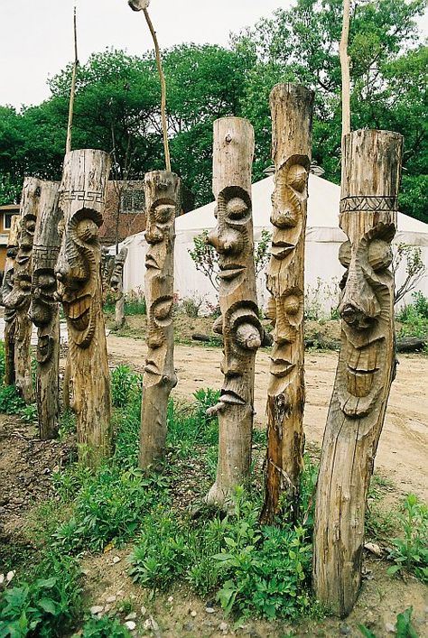 totem poles Totem Pole Art, Tre Kunst, Tiki Statues, American Quotes, Tiki Totem, Garden Totems, Pole Art, Tiki Art, Totem Poles