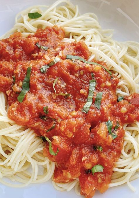 Capellini Pomodoro (Pasta with Fresh Tomato Sauce) Burst Cherry Tomato Sauce, Capellini Pomodoro, Spaghetti Sauces, Pomodoro Pasta, Quesadilla Recipes Beef, Fresh Tomato Sauce Recipe, Capellini Pasta, Kale Smoothie Recipes, Fresh Tomato Pasta