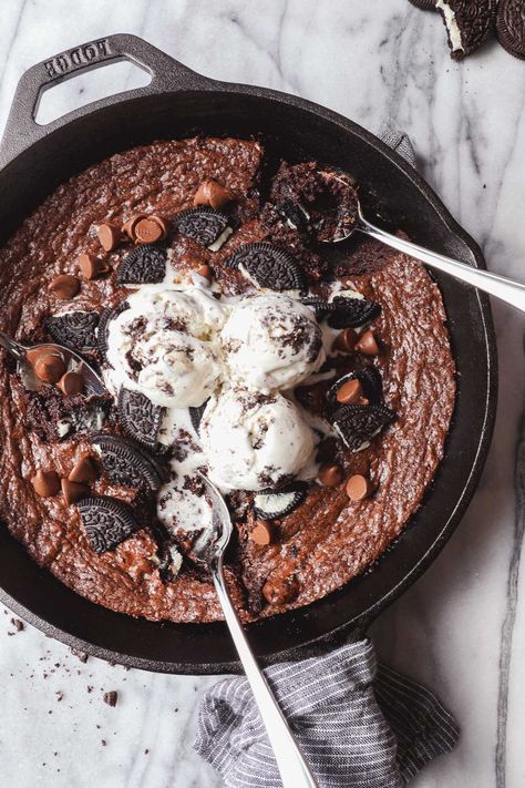 Bjs Oreo Pizookie Recipe, Cookies And Cream Pizookie Recipe, Bjs Cookies And Cream Pizookie Recipe, Oreo Pizookie Recipe, Pizookie Recipe, Salted Caramel Chocolate Tart, Pizza Cookie, Skillet Desserts, Cookies And Cream Ice Cream