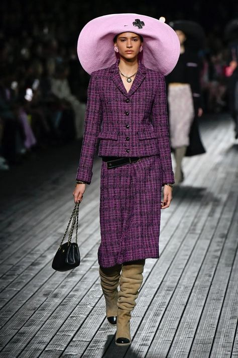 Chanel Fall 2024 Ready-to-Wear Runway, Fashion Show & Collection Review [PHOTOS] Fall Ready To Wear, Paris Fashion Week Chanel, Chanel 2024, Workwear Outfits, Green Tights, Michael Kors Fall, Chanel Runway, Style Fall, Vestidos Vintage