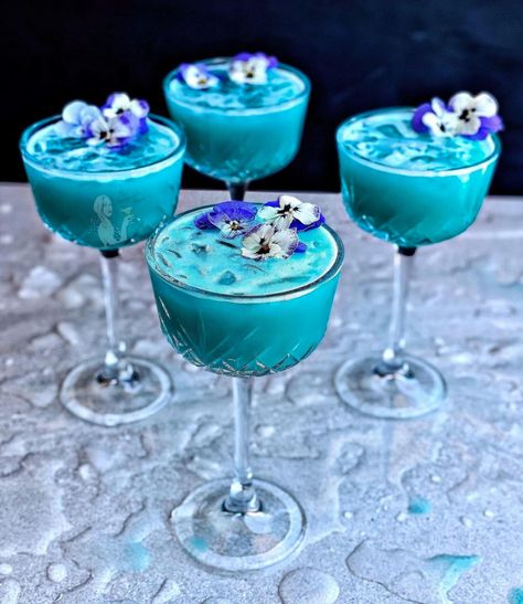 Blue Mocktail Recipe, Cocktails Vodka, Season Photography, Moonshine Recipe, Coconut Cocktail, Pretty Alcoholic Drinks, Pretty Cocktails, Moonshine Recipes, Blue Drinks