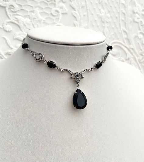 necklace Black Heart Jewelry, Black Necklace Aesthetic, Caos Outfits, Black Necklace Elegant, Jewelry Combinations, Black Jewelry Necklace, Black Jewellery, Silver Drop Necklace, Dark Jewelry