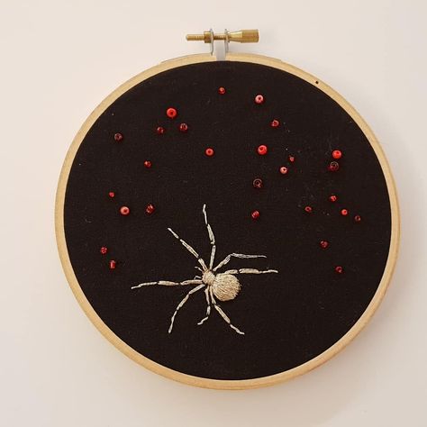 Evelyn Lovelace в Instagram: «March project. First proper attempt with metallic yarn, which is a real pain to work with. #spider #redbackspider #embroidery #broderie…» Embroidery Spider, Redback Spider, Spider Embroidery, Metallic Yarn, Fall Hoodies, Embroidery And Stitching, Cute Crafts, Dia De Muertos, Diy Fashion