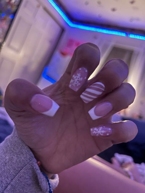 Winter Christmas Nails French Tip, Nail Ideas Short Christmas, Christmas Acrylic Nails French Tips, Square Nail Designs Christmas, Christmas Nails Gels, Christmas White French Tip Nails, Nail Ideas Xmas, Christmas Nail Inspo Square, Short Nails Ideas For Christmas