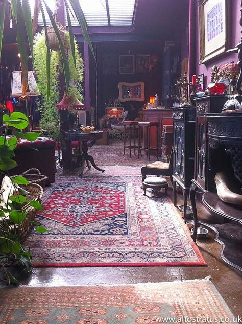 bohemian salon | Stunning Bohemian Apartment (Premier) | Inspiration Salon Dark Bohemian Decor, Victorian Bohemian Decor, Dark Bohemian, Bohemian Decor Inspiration, Lots Of Plants, Bohemian Interior, Bohemian Living, Decoration Inspiration, Boho Living