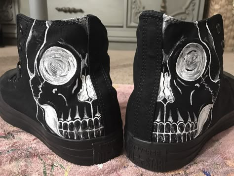 Skull hand painted custom shoes (converse) Converse Hand Painted, Bleach Shoes Ideas, Converse Costumised, Punk Converse Diy, Black Converse Painting Ideas, Converse Painted Shoes Ideas, Diy Converse Shoes Paint, Shoe Diy Ideas, Painting On Converse