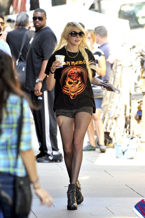 11 Celebrities Wearing Iron Maiden T-Shirts, Ranked By How Likely It Is That They've Actually Listened To Iron Maiden Taylor Momsen Outfits, Taylor Momsen Style, Taylor Momson, Taylor Michel Momsen, Estilo Gossip Girl, Iron Maiden T Shirt, Iron Maiden Shirt, Jenny Humphrey, Pretty Reckless