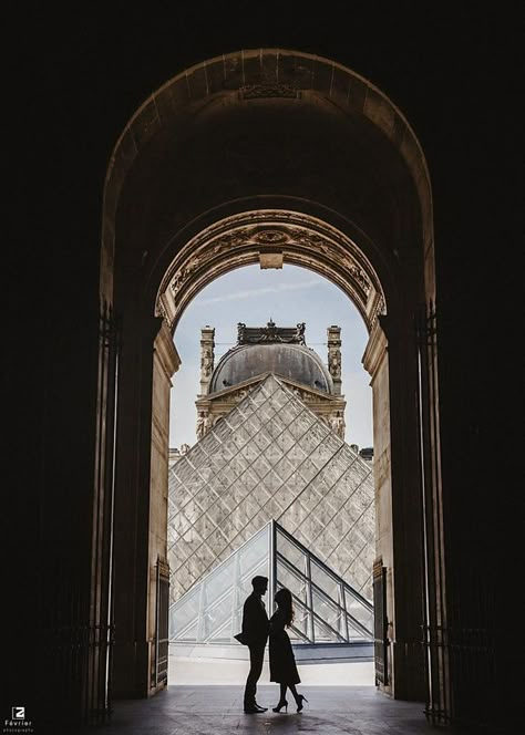 Louvre Museum Photoshoot, Louvre Couple Photo, The Louvre Photoshoot, Louvre Museum Photography, Louvre Museum Photo Ideas, Louvre Pictures Ideas, Couple Photoshoot Paris, Louvre Museum Outfit, Louvre Photo Ideas