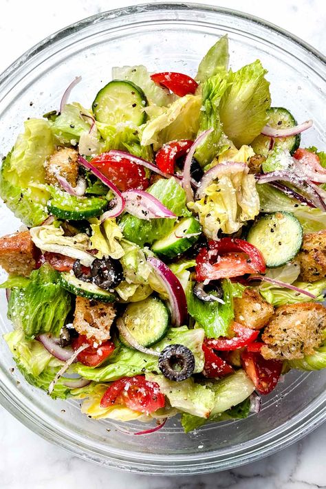 This simple Italian salad with crunchy lettuce, veggies, Parmesan, croutons, and easy Italian dressing is the best side salad you'll need. Salad With Pancetta, What To Put In Salad, Lasagna And Salad, Salads With Italian Dressing, Top Salad Recipes, Fresh Lettuce Salad Recipes, Best Italian Salad Recipes, Italian Style Salad, Easy Italian Salad Recipes